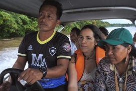 Une scène du film Amazonie, à la rencontre des gardiens et des gardiennes de la forêt Une scène du film Amazonie, à la rencontre des gardiens et des gardiennes de la forêt