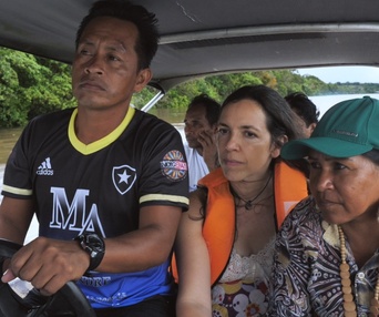 Une scène du film Amazonie, à la rencontre des gardiens et des gardiennes de la forêt