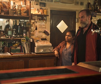 Une scène du film The Royal Hotel
