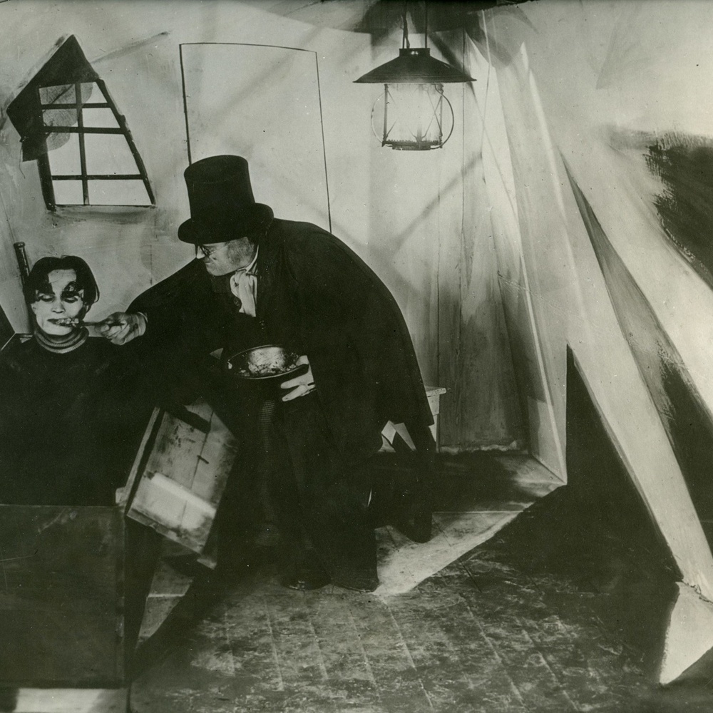Une scène du film The Cabinet of Dr. Caligari