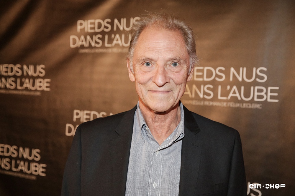 Sur le tapis rouge du film Pieds nus dans l'aube