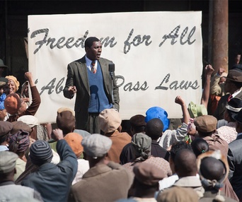 Une scène du film Mandela: Long Walk to Freedom