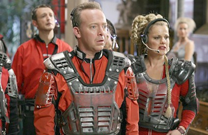 Le Capitaine Charles Patenaude et Valence dans <em>Dans une galaxie près de chez vous</em>