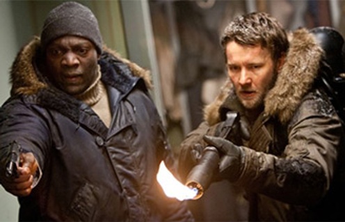 Adewale Akinnuoye-Agbaje (à gauche) et Joel Edgerton dans The Thing