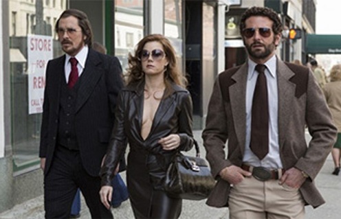 Amy Adams, Bradley Cooper et Christian Bale dans merican Hustle