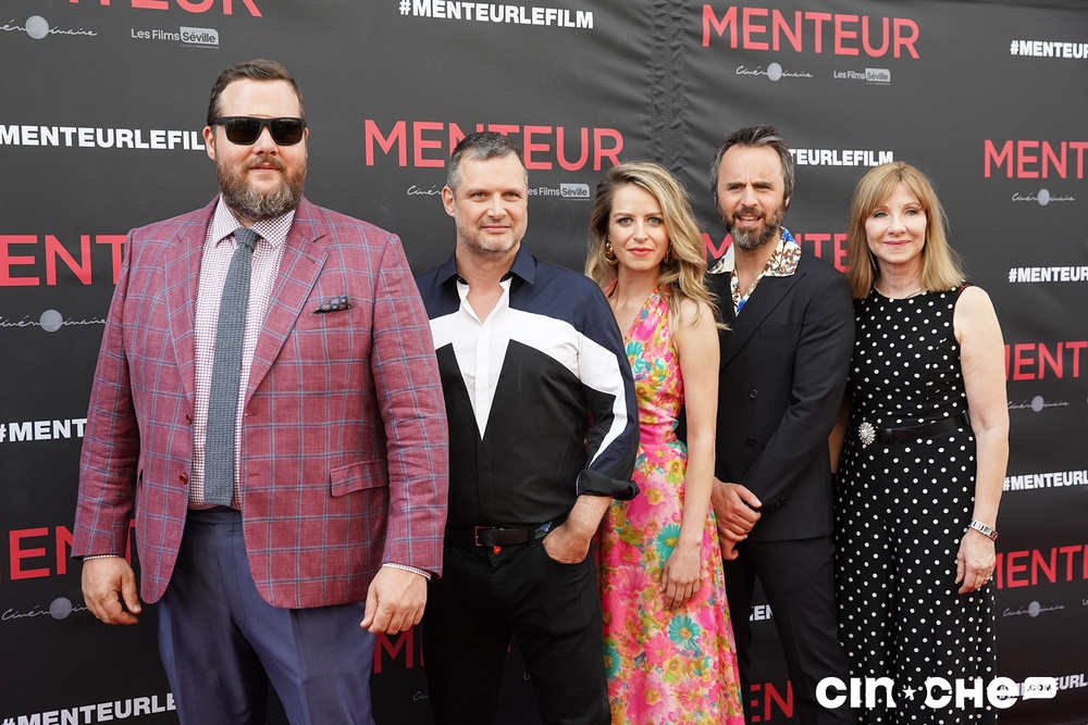 Sur le tapis rouge du film Menteur