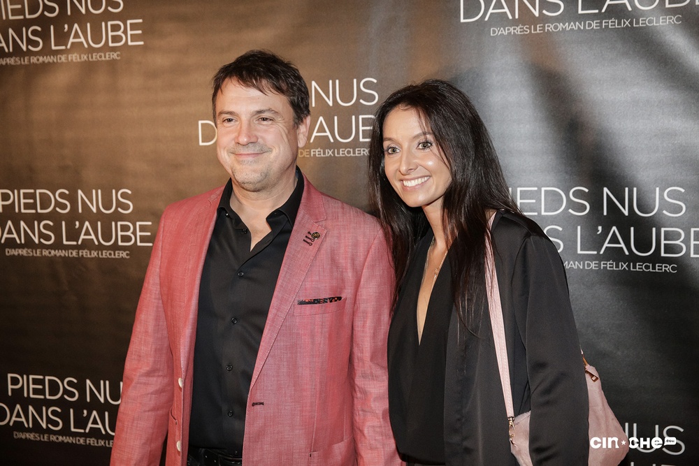Sur le tapis rouge du film Pieds nus dans l'aube