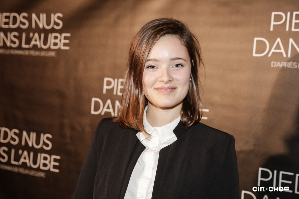 Sur le tapis rouge du film Pieds nus dans l'aube