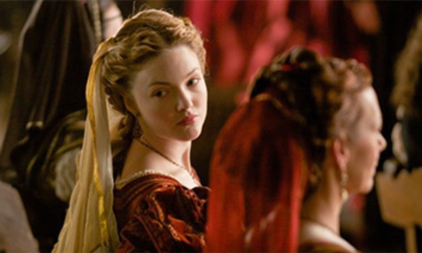 Holliday Grainger sera une affreuse belle-soeur dans Cinderella