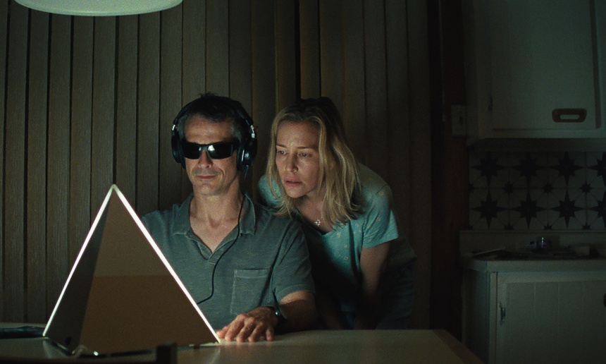 Patrick Hivon et Piper Perabo dans la bande-annonce du film AMOUR APOCALYPSE
