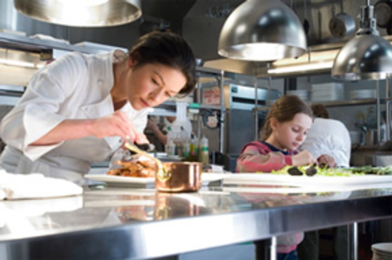 Catherine Zeta-Jones et Abigail Breslin dans Table pour trois