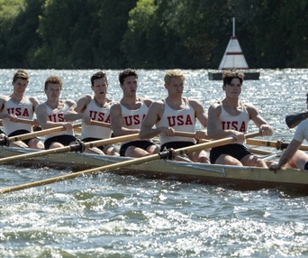 Une scène du film The Boys in the Boat