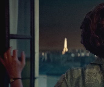 Une scène du film Mrs. Harris Goes to Paris