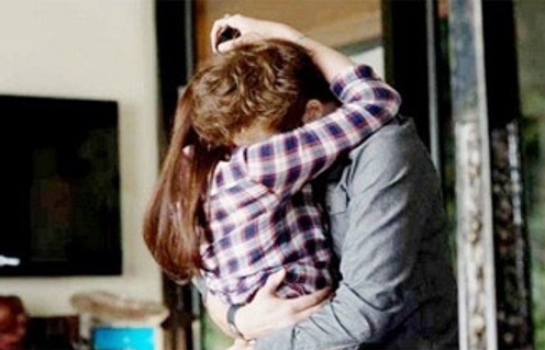 Kristen Stewart et Robert Pattinson dans le film La saga Twilight : Hésitation