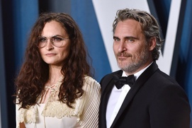 Sur le tapis rouge du party Vanity Fair des Oscars 2020
