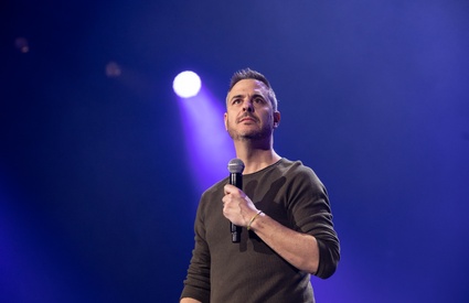 Image de l'article Photo : La grande fille de 22 ans de Pierre Hébert vient le surprendre sur scène