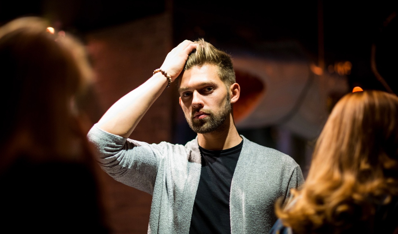 Nikola d'OD Grèce se dénude pour souhaiter Joyeux Noël à ses fans