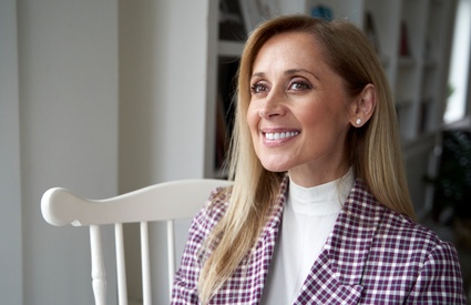 Lara Fabian lance son livre Je passe à table