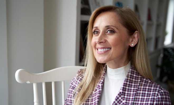 Lara Fabian lance son livre Je passe à table