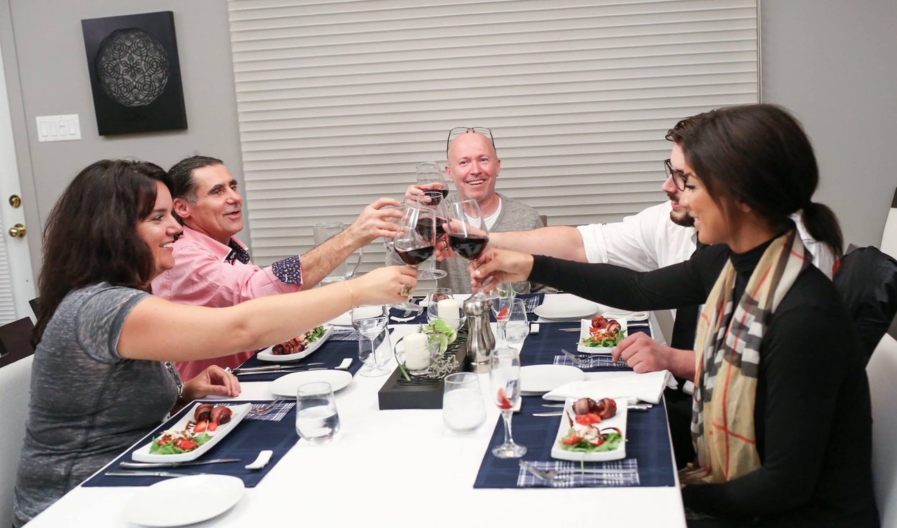 Un candidat quitte la table d'Un souper presque parfait en milieu de semaine