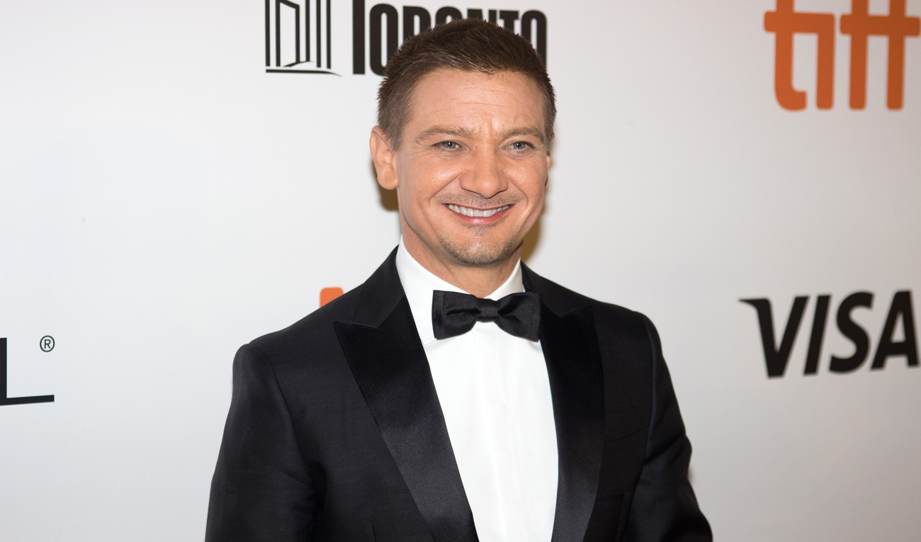 Jeremy Renner se la joue James Bond sur le tapis rouge de Arrival au TIFF