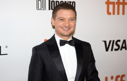 Jeremy Renner se la joue James Bond sur le tapis rouge de Arrival au TIFF