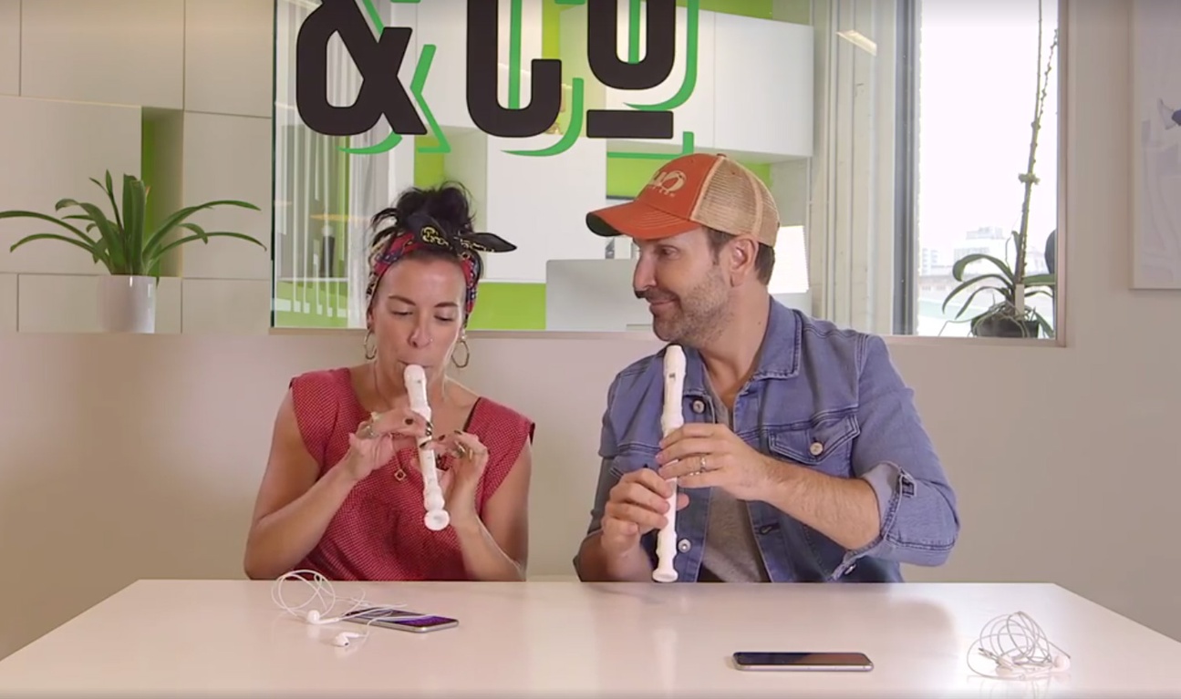 Éric Salvail joue de la flûte à bec avec son équipe et c'est tordant!