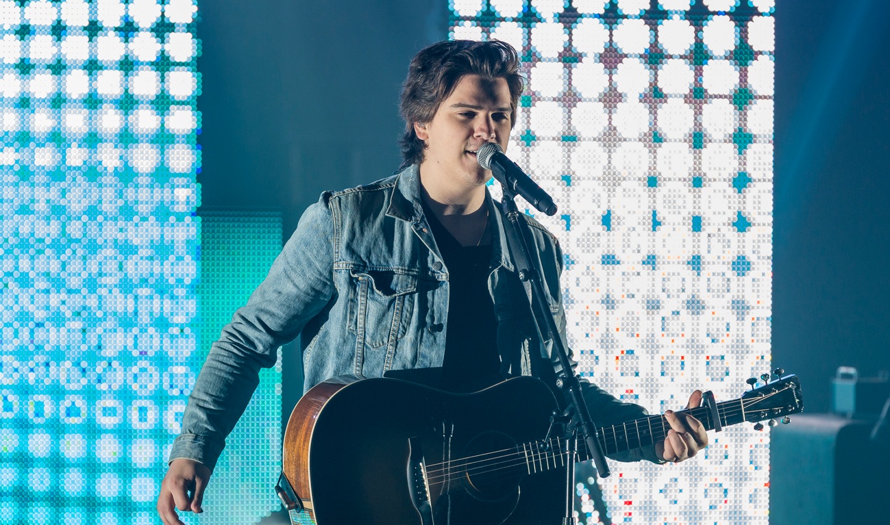 Ludovick Bourgeois illumine la scène lors des répétitions de La voix en tournée