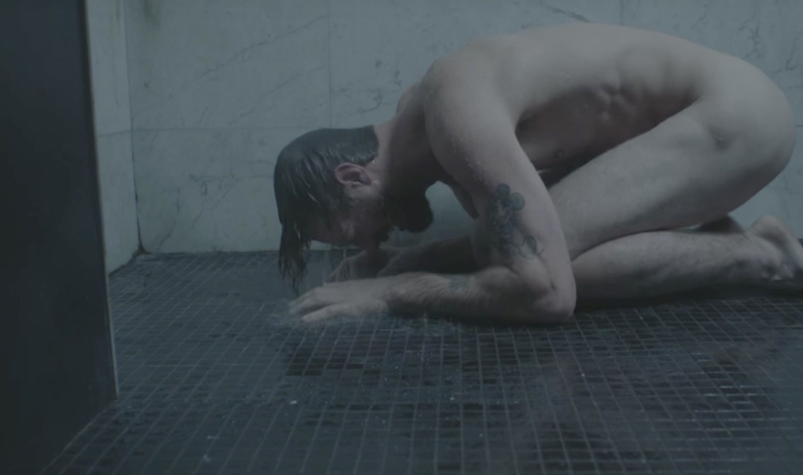 Jonathan Roy se dénude dans un nouveau vidéoclip très intense