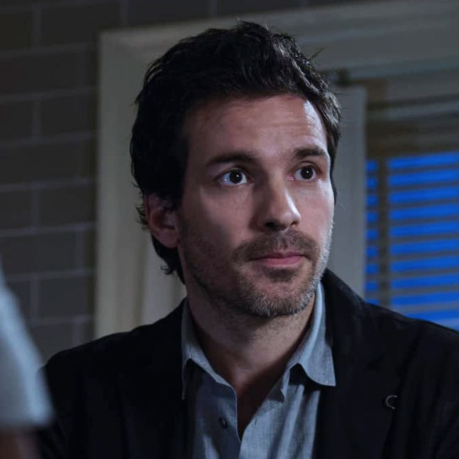 Santiago Cabrera