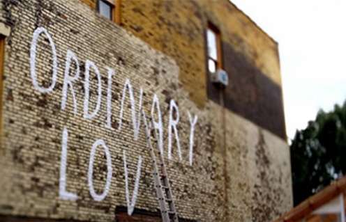 Image tirée du vidéoclip Ordinary Love