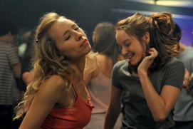 Une scène du film Une nouvelle amie