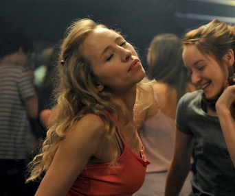 Une scène du film Une nouvelle amie