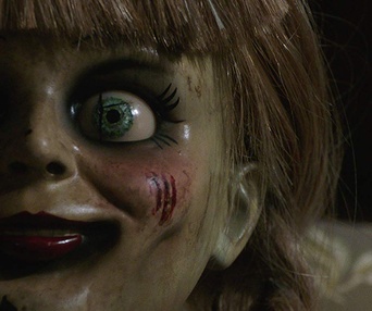 Une scène du film Annabelle Comes Home
