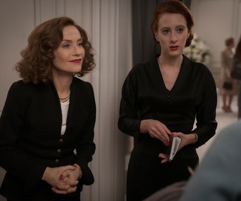 Une scène du film Mrs. Harris Goes to Paris