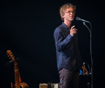 Fred Pellerin dans son nouveau spectacle, La descente aux affaires