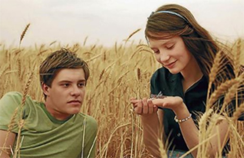 Xavier Samuel et Mia Wasikowska dans September