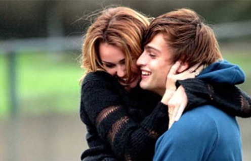 Miley Cyrus et Douglas Booth dans le film LOL