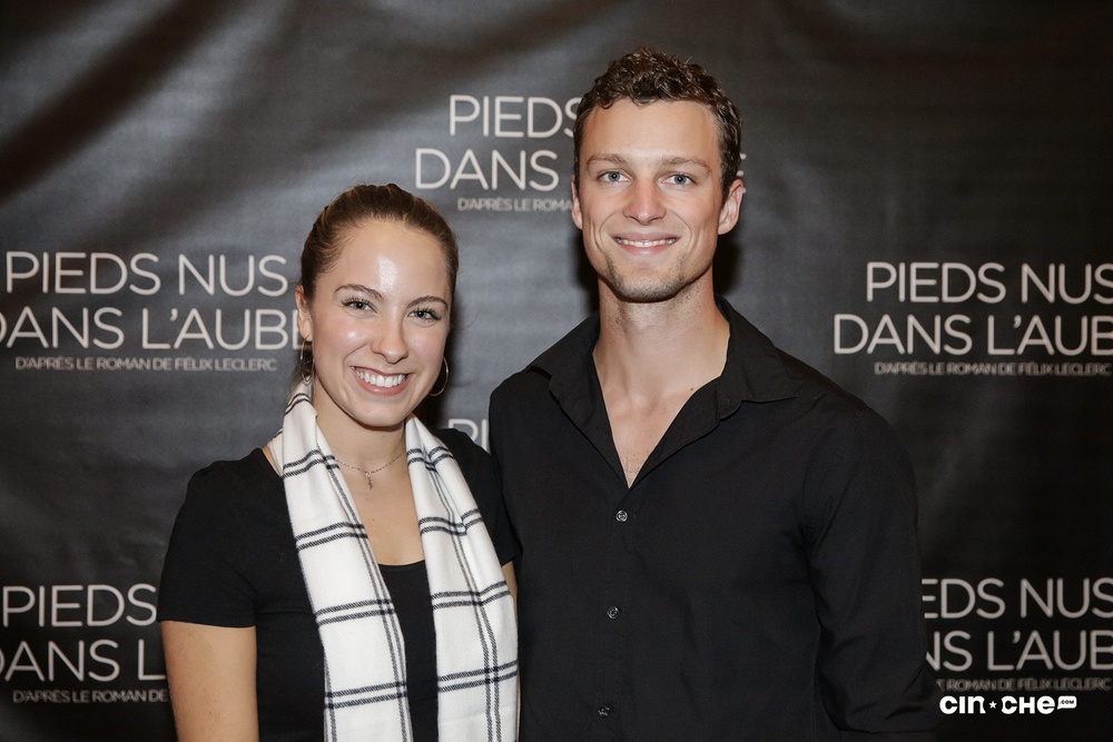 Sur le tapis rouge du film Pieds nus dans l'aube