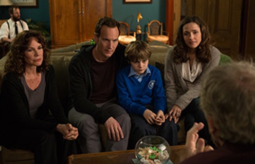 Barbara Hershey, Patrick Wilson, Ty Simpkins et Rose Byrne dans Insidious Chapter 2