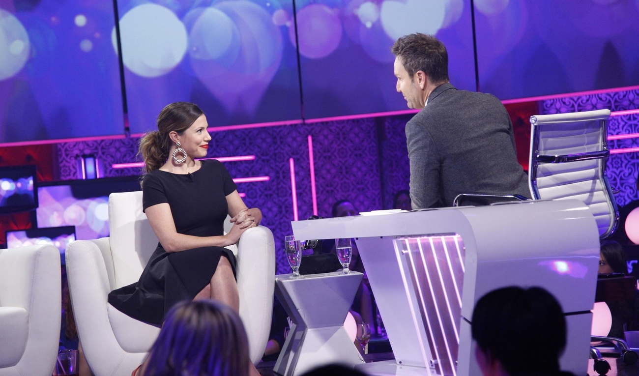 Éric Salvail parodie les pauses sexy en photos de Magalie Lépine-Blondeau