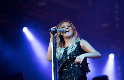 Gabrielle Shonk et Kelsea Ballerini ouvrent joliment la soirée country au FEQ 2017