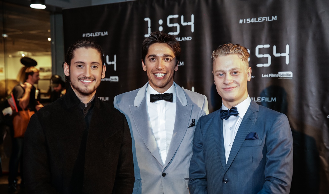 Les vedettes défilent sur le tapis rouge de la première du film 1:54