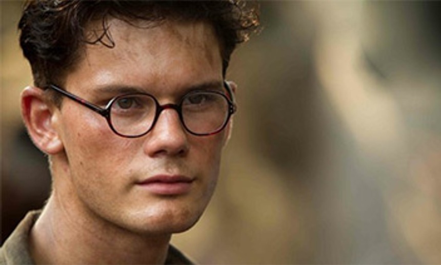 Jeremy Irvine dans Stonewall de Roland Emmerich