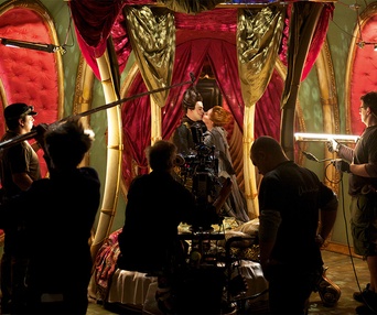 Sur le plateau du film L'homme qui rit
