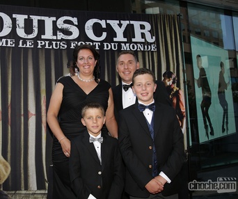Sur le tapis rouge de Louis Cyr : L'homme le plus fort du monde