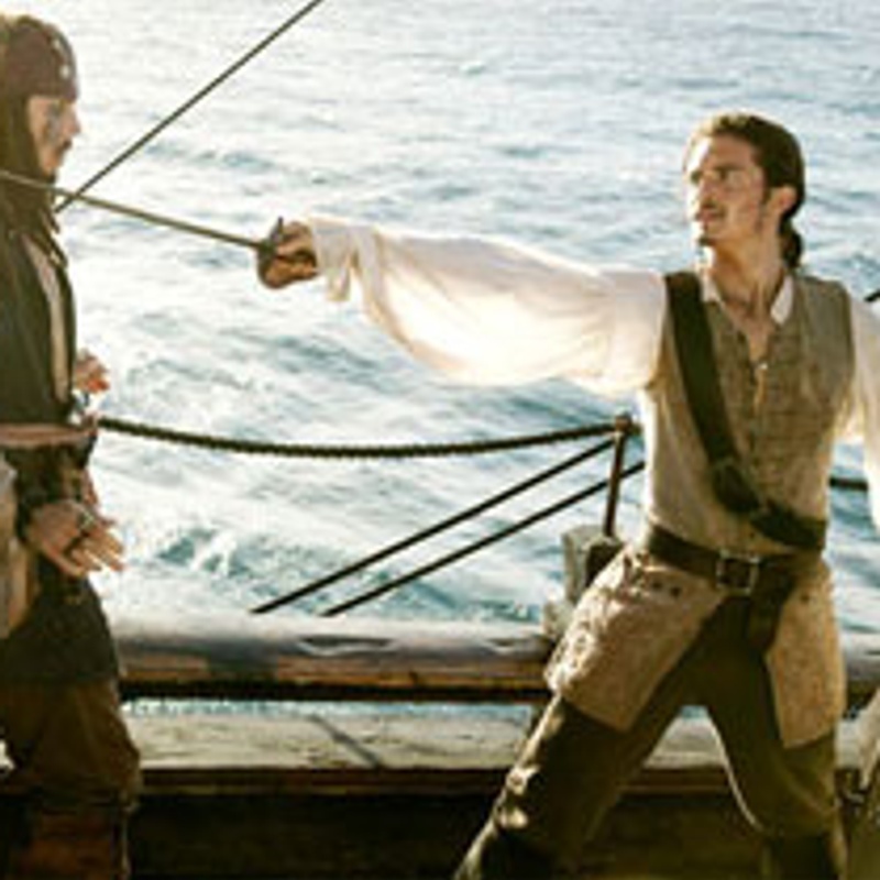 Johnny Depp et Orlando Bloom dans Pirates des Caraïbes : Le coffre du mort