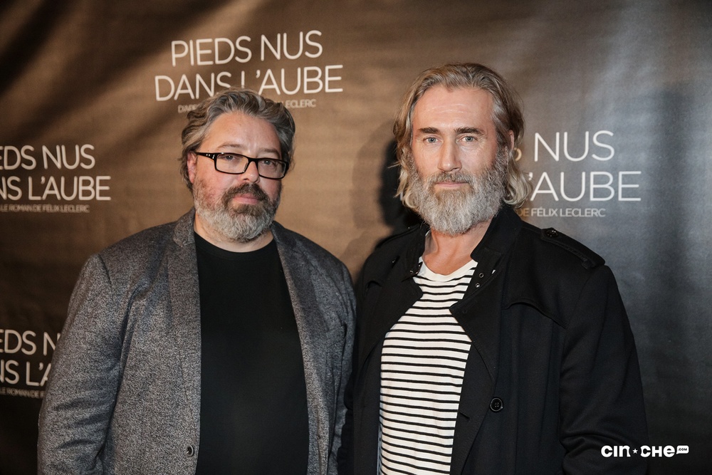 Sur le tapis rouge du film Pieds nus dans l'aube