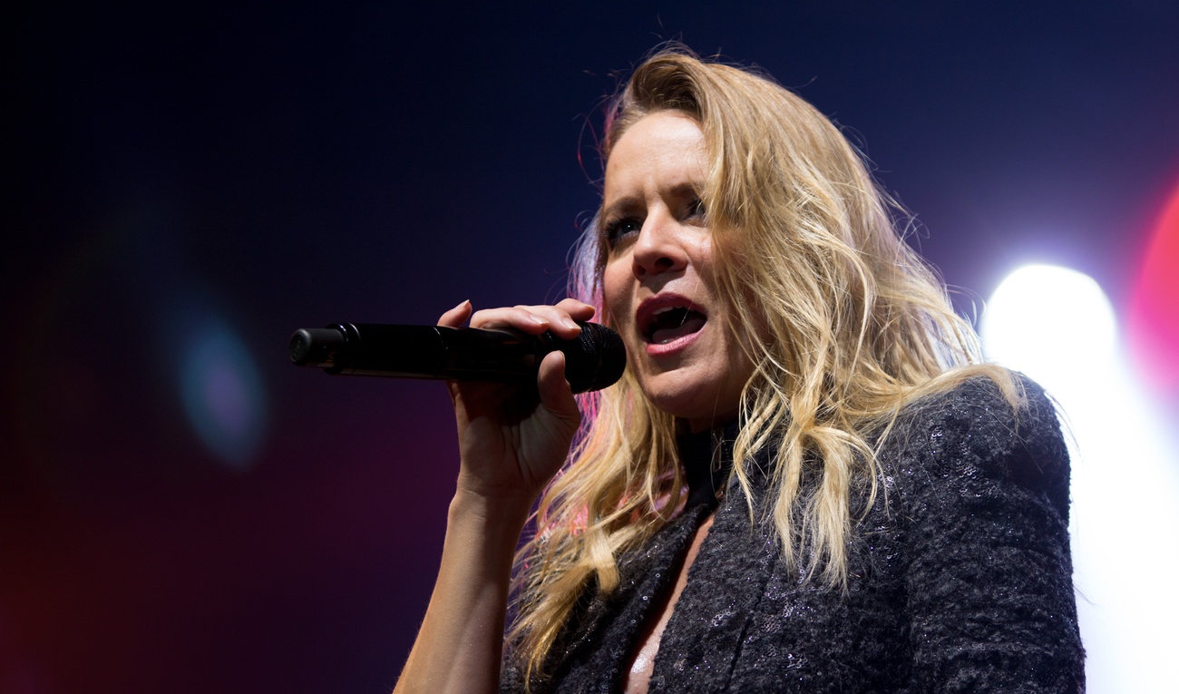 Véronic Dicaire chante sous la pluie au Festivent 2016