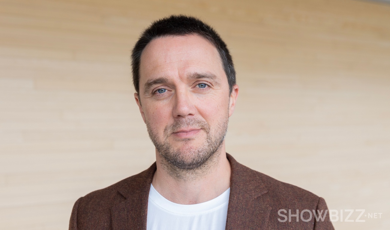 Image de l'article Vincent-Guillaume Otis pose pour une rare fois avec sa conjointe connue sur un tapis rouge